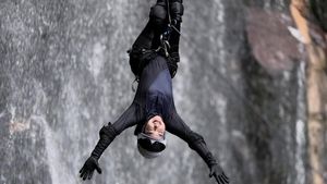 Ria Ricis Pacu Adrenalin Taklukkan Air Terjun dengan Canyoning