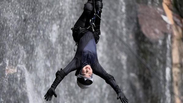 Ria Ricis Pacu Adrenalin Taklukkan Air Terjun dengan Canyoning