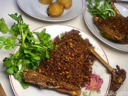 RM Wangi Seruni: Cobain Ayam Goreng Ketumbar yang Hits di Bandung