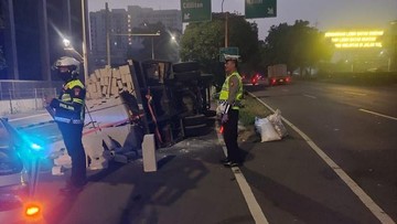 Truk Angkut Bahan Bangunan Terbalik di Jl MT Haryono Jaktim, Muatan Berserakan