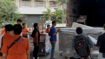 Suasana Hotel Sultan yang Mulai Dikosongkan, Kasur hingga TV Diangkut Truk