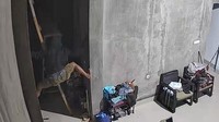 Maling Mobil Terekam CCTV Panjat Plafon Rumah Warga di Kendari Ditangkap