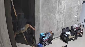 Maling Mobil Terekam CCTV Panjat Plafon Rumah Warga di Kendari Ditangkap