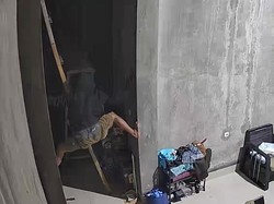 Maling Mobil Terekam CCTV Panjat Plafon Rumah Warga di Kendari Ditangkap