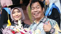 Temon Bangga Anak Lulus Cumlaude Sarjana Hukum