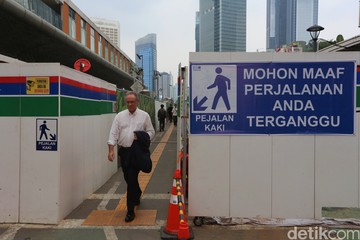 Trotoar Darurat MRT Bundaran HI Disulap Jadi Lorong Taman Labirin