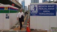Trotoar Darurat MRT Bundaran HI Disulap Jadi Lorong Taman Labirin