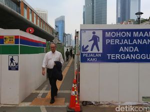 Trotoar Darurat MRT Bundaran HI Disulap Jadi Lorong Taman Labirin