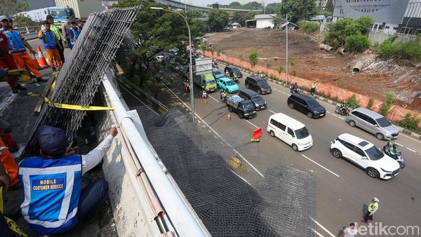 Muatan Pagar Besi Tumpah Usai Truk Terbalik di Layang Tomang