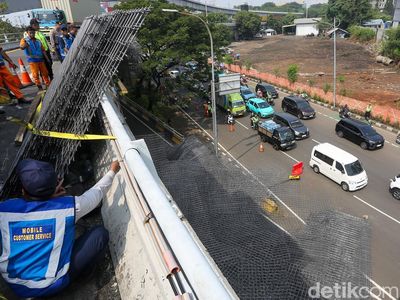 Muatan Pagar Besi Tumpah Usai Truk Terbalik di Layang Tomang