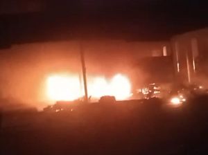 Video Kericuhan Kebun Sawit OKI: Warga Bakar Kantor Perusahaan, 2 Orang Terluka