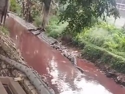 Geger, Air Kali Sadang Bekasi Berubah Warna Jadi Merah Bak Darah