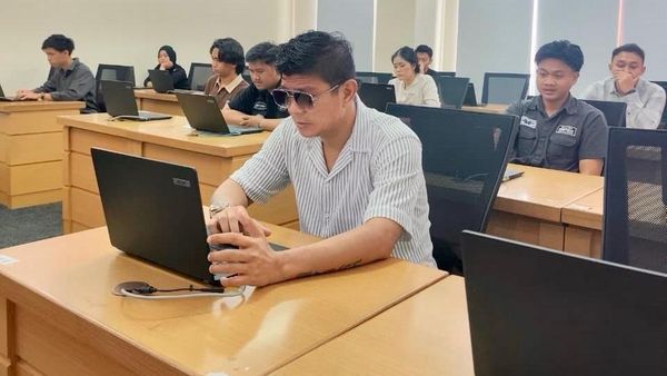 Gaya Berkacamata Gelap Andika Mahesa Saat Ujian Kuliah