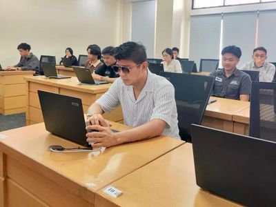 Gaya Berkacamata Gelap Andika Mahesa Saat Ujian Kuliah