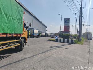 Antrean Truk Isi Solar di SPBU Porong Sidoarjo Menggila 1,5 Km