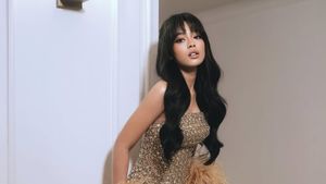 Gaya Glamor Aqeela Calista di Ultah ke-18, Nude-Gold Berpadu Feather Coat