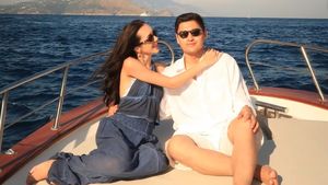 Potret Anniversary Pernikahan Beby Tsabina, Mesra Bareng Suami di Atas Kapal