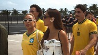 Gaya Bruna Biancardi Nonton Neymar Debut Piala Dunia, Pakai Korset Sepatu Bola