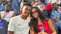 WAG Ollie Watkins Alami Malfungsi Busana di Piala Dunia, Terpaksa Ganti Outfit