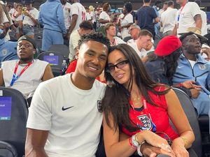 WAG Ollie Watkins Alami Malfungsi Busana di Piala Dunia, Terpaksa Ganti Outfit