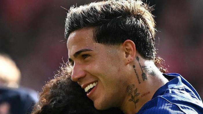 Chelseas Argentinian midfielder #08 Enzo Fernandez (R) and Chelseas Spanish defender #03 Marc Cucurella celebrate at the final whistle during the English Premier League football match between Nottingham Forest and Chelsea at The City Ground in Nott