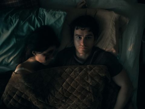 Michael Johnston dan Inde Navarrette sebagai Bear dan Niki dalam film Obsession (2025). (Blumhouse Productions)