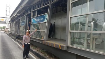 Kronologi Truk Tabrak Halte Tebet Eco Park hingga Porak-poranda