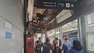 Halte Transjakarta Tebet Eco Park Rusak Ditabrak Truk