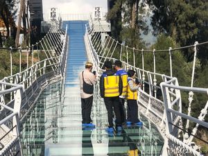Kelayakan Jembatan Kaca Bromo Diperiksa BGTS, Ini Hasilnya