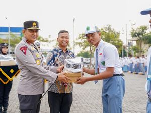 Kapolda Jateng Bagikan 1.000 Pasang Sepatu Gratis ke Pelajar di Sukoharjo