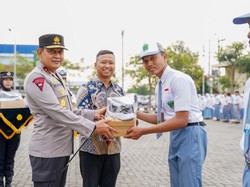 Kapolda Jateng Bagikan 1.000 Pasang Sepatu Gratis ke Pelajar di Sukoharjo