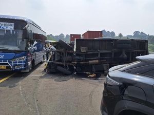 Niat Salip Berujung Petaka, Truk Box Terbalik di Tol Bocimi-2 Orang Terluka