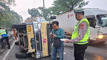 Mobil Boks Terguling di Jalan Daan Mogot, Pengendara Diimbau Berhati-hati