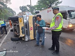 Mobil Boks Terguling di Jalan Daan Mogot, Pengendara Diimbau Berhati-hati