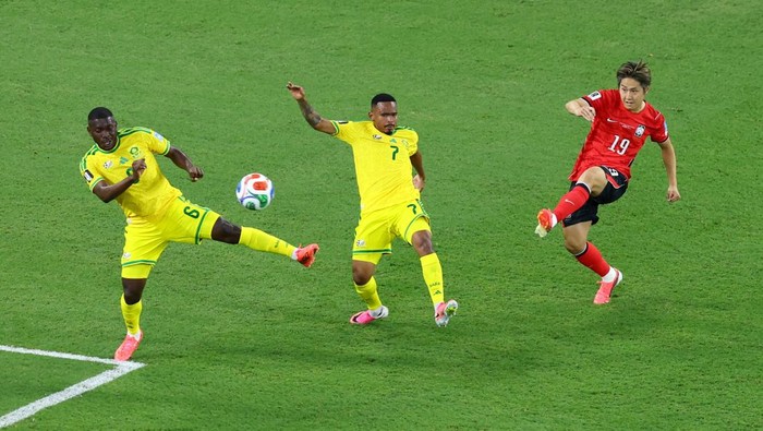 Soccer Football - FIFA World Cup 2026 - Group A - South Africa v South Korea - Estadio Monterrey, Monterrey, Mexico - June 24, 2026 South Korea's Lee Kang-in in action with South Africa's Aubrey Modiba and Oswin Appollis REUTERS/Raquel Cunha