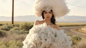 Lisa BLACKPINK Tampil Bak Dancer Las Vegas, Glamor dengan Kostum Bulu-bulu