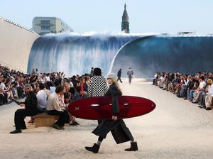 Show Louis Vuitton Panen Kritik, Bangun Air Terjun saat Paris Dilanda Heatwave