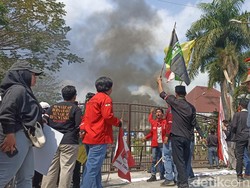Panas! Mahasiswa Blitar Demo-Bakar Ban Tuntut Evaluasi Program Nasional