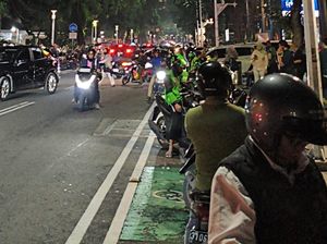 Ditertibkan Dishub, Parkir Liar di Senopati Jaksel Masih Terjadi Malam Ini