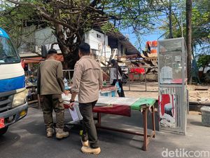 Lapak Pedagang Es Kelapa Depan Benteng Rotterdam Makassar Dibongkar