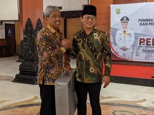 Bupati Trenggalek Serahkan Puluhan SK Pensiun ASN, Termasuk Sekda