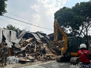 Sejumlah Bangunan Liar di Jalan Juanda Depok Ditertibkan, Lalin Macet