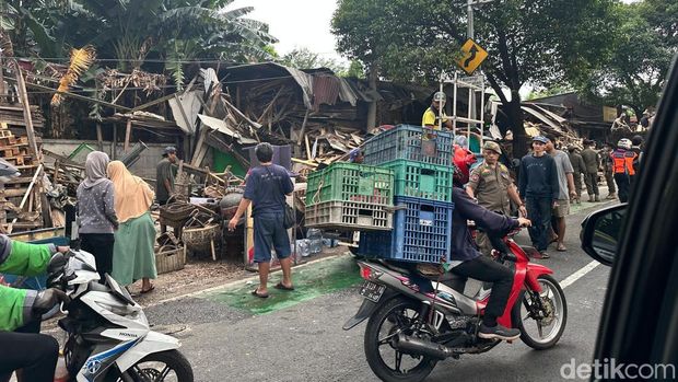 Petugas gabungan menertibkan bangunan liar di Jalan Ir Juanda, Kota Depok, Jabar. Sejumlah bangunan yang melanggar aturan, ditindak oleh petugas. (dok detikcom)
