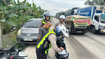 Polisi Urai Macet Parah di Pelalawan, Pengendara Lawan Arah Ditilang