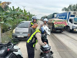 Polisi Urai Macet Parah di Pelalawan, Pengendara Lawan Arah Ditilang