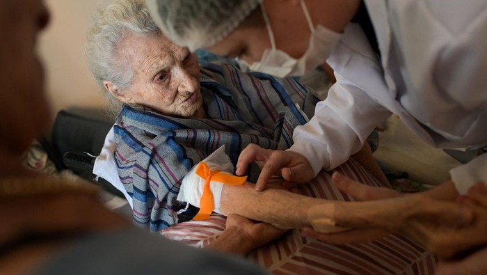 Potret Trio Saudari Tertua di Dunia nan Masih Hidup A nurse collects the blood of Zulina de Deus Nunes for genetic studies on longevity in Rio de Janeiro, Brazil, June 23, 2026. REUTERS/Tita Barros