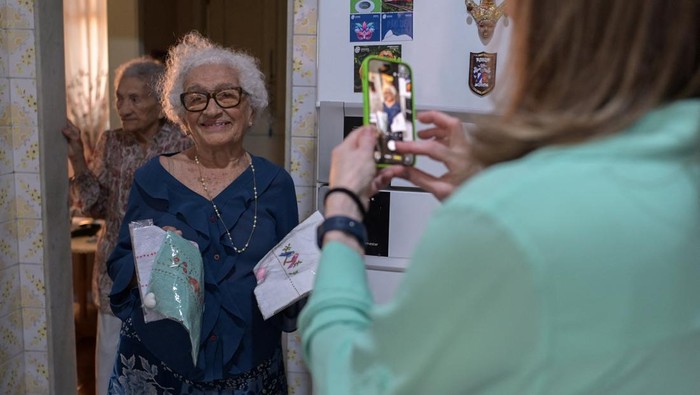 Potret Trio Saudari Tertua di Dunia nan Masih Hidup A nurse collects the blood of Zulina de Deus Nunes for genetic studies on longevity in Rio de Janeiro, Brazil, June 23, 2026. REUTERS/Tita Barros