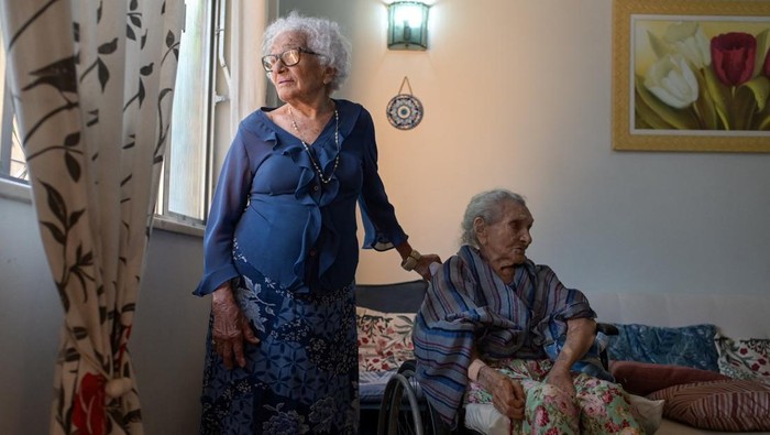 Potret Trio Saudari Tertua di Dunia nan Masih Hidup A nurse collects the blood of Zulina de Deus Nunes for genetic studies on longevity in Rio de Janeiro, Brazil, June 23, 2026. REUTERS/Tita Barros