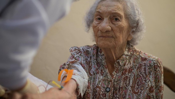 Potret Trio Saudari Tertua di Dunia nan Masih Hidup A nurse collects the blood of Zulina de Deus Nunes for genetic studies on longevity in Rio de Janeiro, Brazil, June 23, 2026. REUTERS/Tita Barros