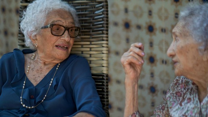 Potret Trio Saudari Tertua di Dunia nan Masih Hidup A nurse collects the blood of Zulina de Deus Nunes for genetic studies on longevity in Rio de Janeiro, Brazil, June 23, 2026. REUTERS/Tita Barros